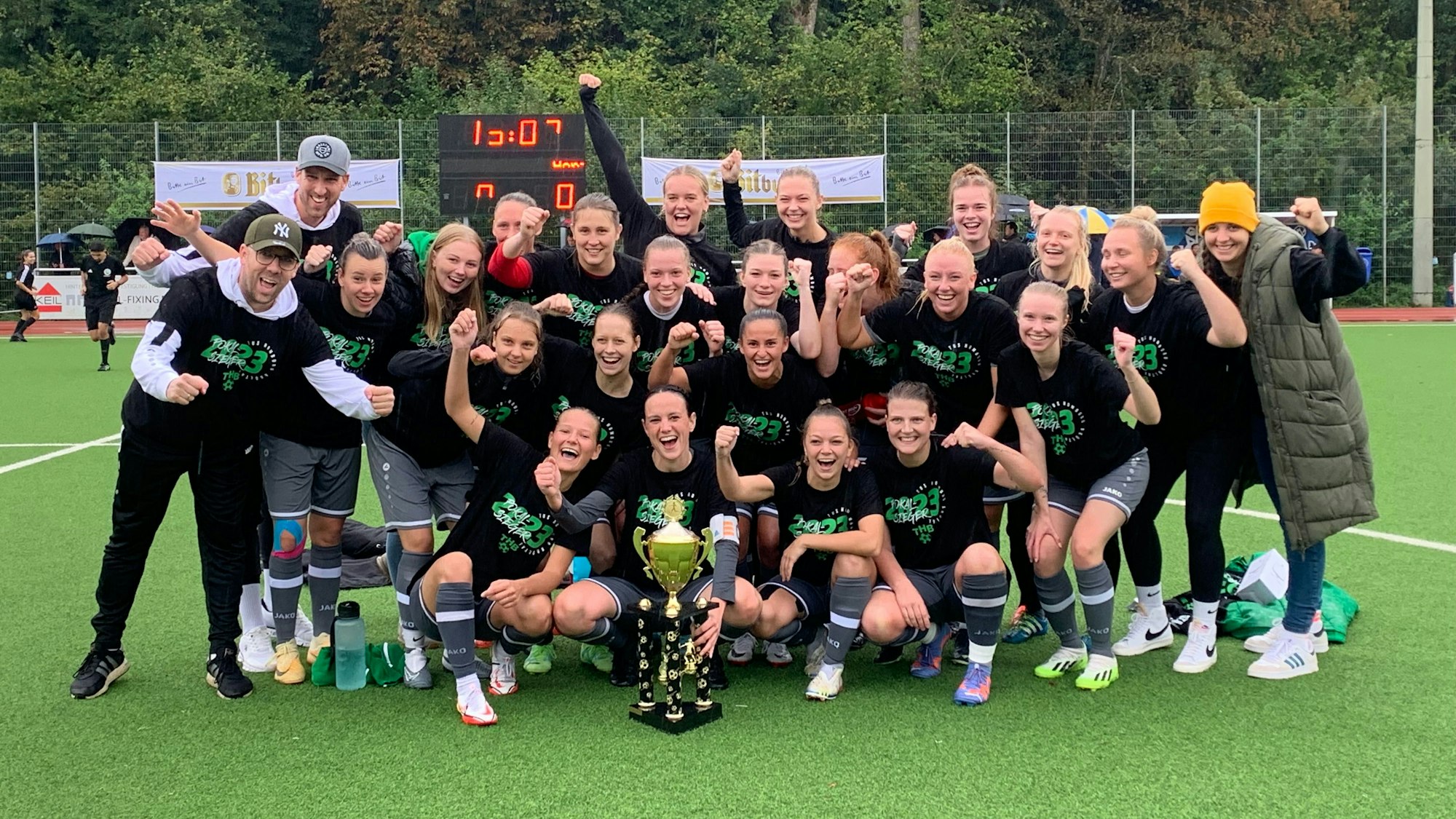 Mannschaftsfoto der Fußballerinnen des TuS Homburg-Bröltal mit dem Kreispokal.