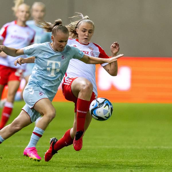 02.10.2023, Bayern, München: Fußball, Frauen: Bundesliga, Bayern München - 1. FC Köln, 2. Spieltag, Stadion an der Grünwalder Straße. Georgia Stanway (r) vom FC Bayern München und Laura Donhauser vom 1. FC Köln. Foto: Peter Kneffel/dpa - WICHTIGER HINWEIS: Gemäß den Vorgaben der DFL Deutsche Fußball Liga bzw. des DFB Deutscher Fußball-Bund ist es untersagt, in dem Stadion und/oder vom Spiel angefertigte Fotoaufnahmen in Form von Sequenzbildern und/oder videoähnlichen Fotostrecken zu verwerten bzw. verwerten zu lassen. +++ dpa-Bildfunk +++