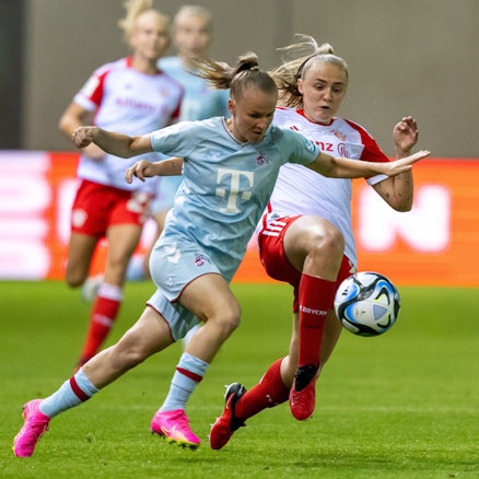 02.10.2023, Bayern, München: Fußball, Frauen: Bundesliga, Bayern München - 1. FC Köln, 2. Spieltag, Stadion an der Grünwalder Straße. Georgia Stanway (r) vom FC Bayern München und Laura Donhauser vom 1. FC Köln. Foto: Peter Kneffel/dpa - WICHTIGER HINWEIS: Gemäß den Vorgaben der DFL Deutsche Fußball Liga bzw. des DFB Deutscher Fußball-Bund ist es untersagt, in dem Stadion und/oder vom Spiel angefertigte Fotoaufnahmen in Form von Sequenzbildern und/oder videoähnlichen Fotostrecken zu verwerten bzw. verwerten zu lassen. +++ dpa-Bildfunk +++