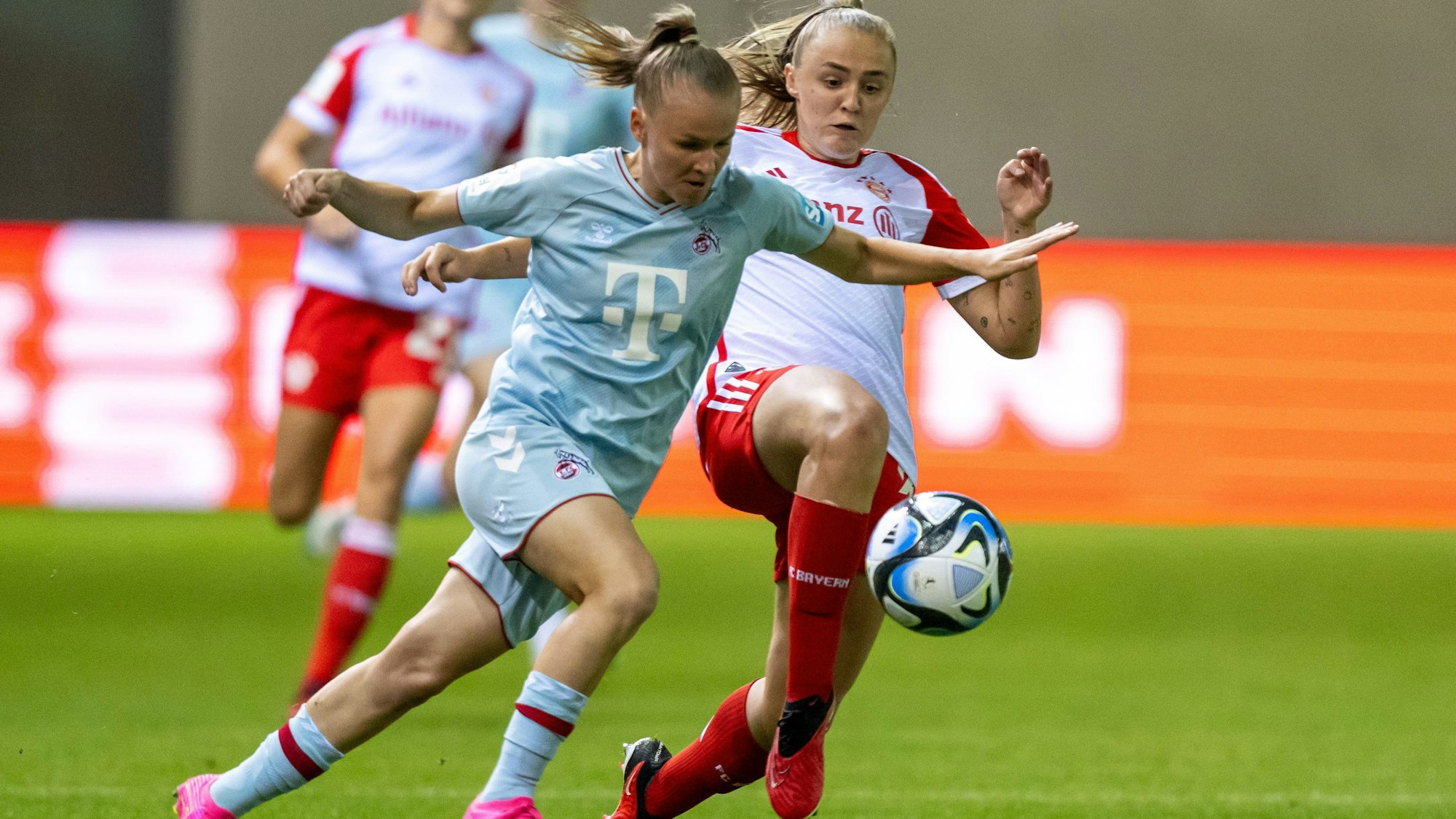 02.10.2023, Bayern, München: Fußball, Frauen: Bundesliga, Bayern München - 1. FC Köln, 2. Spieltag, Stadion an der Grünwalder Straße. Georgia Stanway (r) vom FC Bayern München und Laura Donhauser vom 1. FC Köln. Foto: Peter Kneffel/dpa - WICHTIGER HINWEIS: Gemäß den Vorgaben der DFL Deutsche Fußball Liga bzw. des DFB Deutscher Fußball-Bund ist es untersagt, in dem Stadion und/oder vom Spiel angefertigte Fotoaufnahmen in Form von Sequenzbildern und/oder videoähnlichen Fotostrecken zu verwerten bzw. verwerten zu lassen. +++ dpa-Bildfunk +++