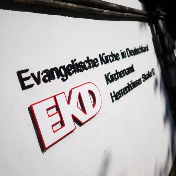 Ein Schild hängt vor dem Kirchenamt der Evangelischen Kirche in Deutschland (EKD).
