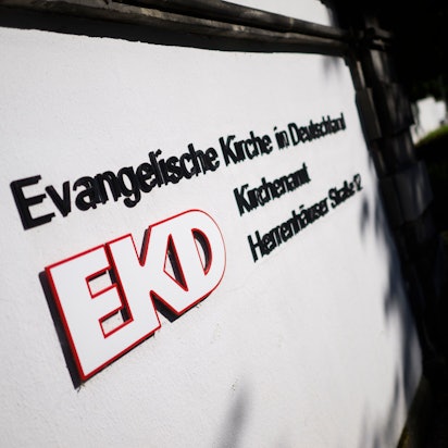 Ein Schild hängt vor dem Kirchenamt der Evangelischen Kirche in Deutschland (EKD).
