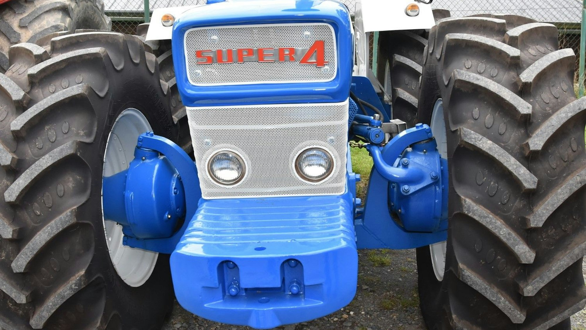 Der englische County-Trecker sieht aus der Frontperspektive besonders bullig aus.