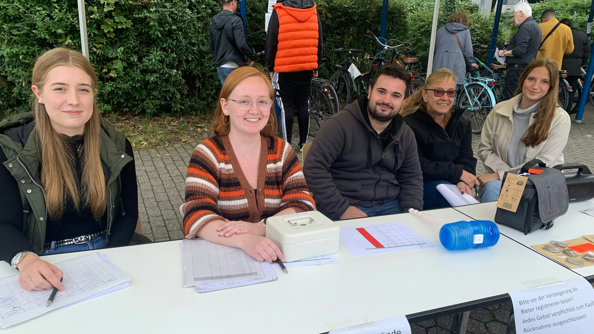 Das Team der Stadt Troisdorf bei der öffentlichen Versteigerung von Fundsachen,  Links außen Jana Esser vom Fundbüro, daneben die Leiterin Jasmin Humbach.  Sandra Bader (2. von rechts)  vom Bürgeramt ist die Auktionatorin