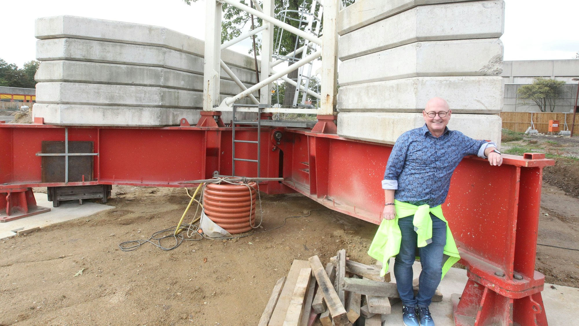 Projektleiter Stephan Langerbeins hat den neuen Kran von seinem Büro aus im Blick.