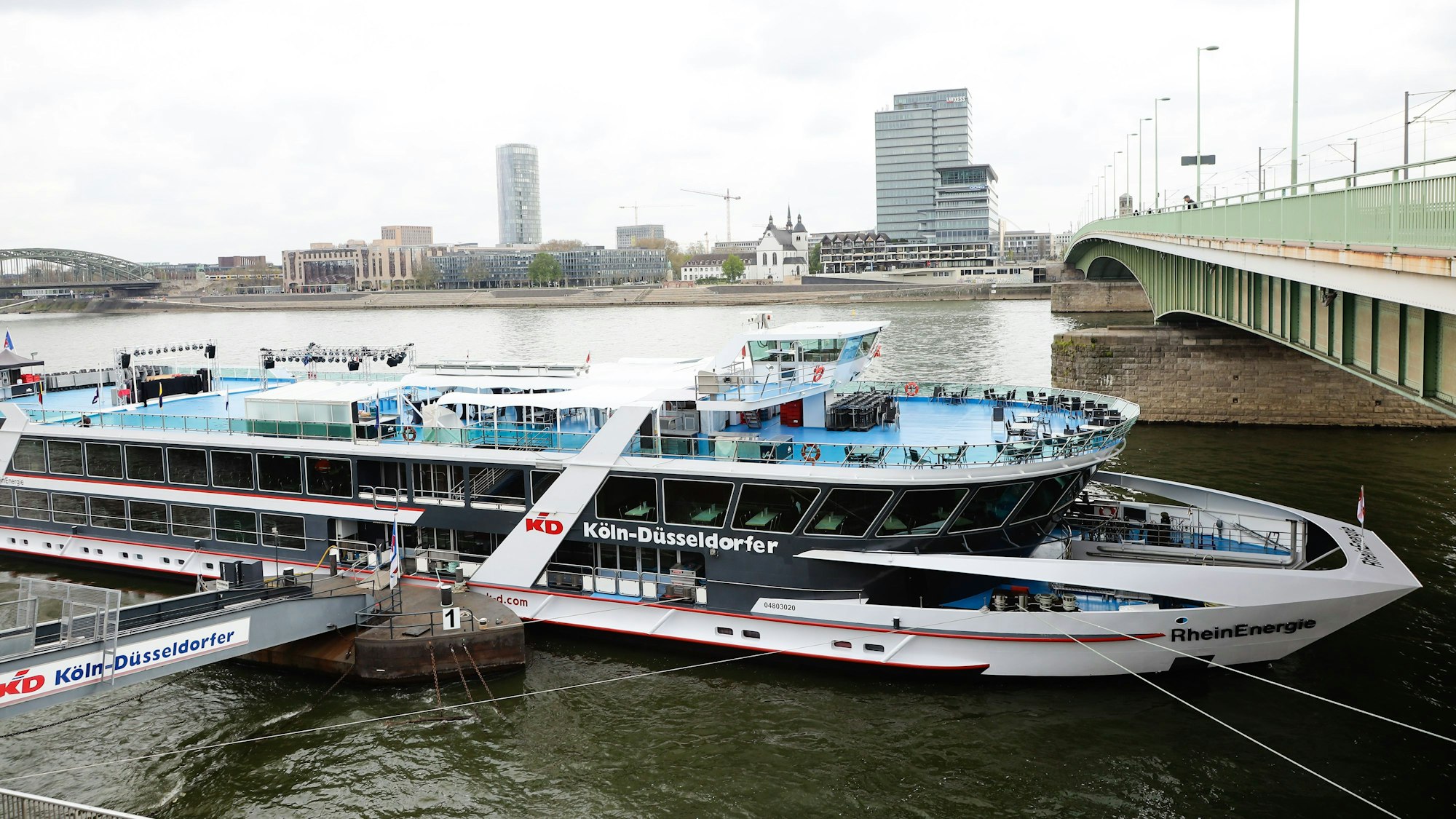 Auf einem Kölner Partyschiff kam es laut Anklage im April zu dem sexuellen Übergriff.
