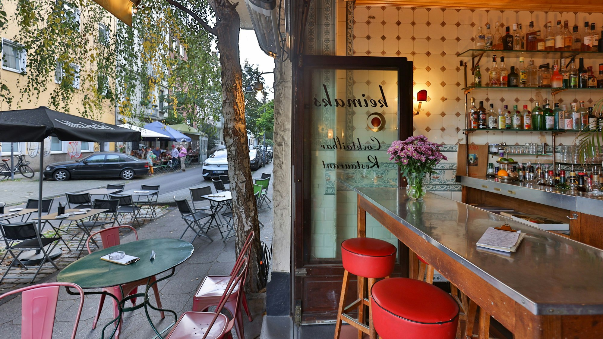Blick aus dem geöffneten Bistro Keimaks auf die Straße.