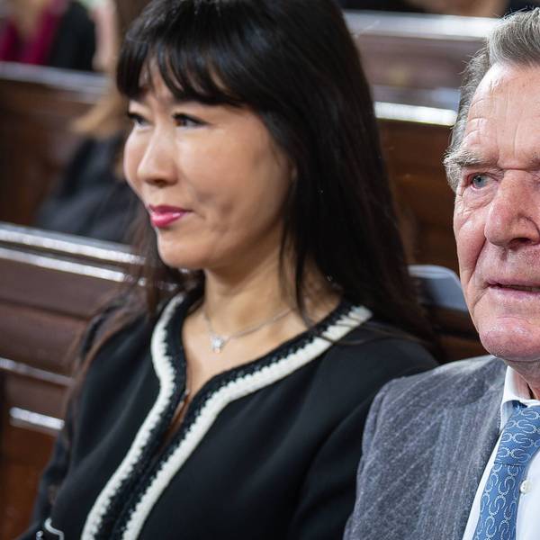 Feierlichkeiten zum Tag der Deutschen Einheit im Jahr 2023: Gerhard Schröder mit Ehefrau So-yeon Schröder-Kim beim ökumenischen Festgottesdienst im Hamburger Michel.