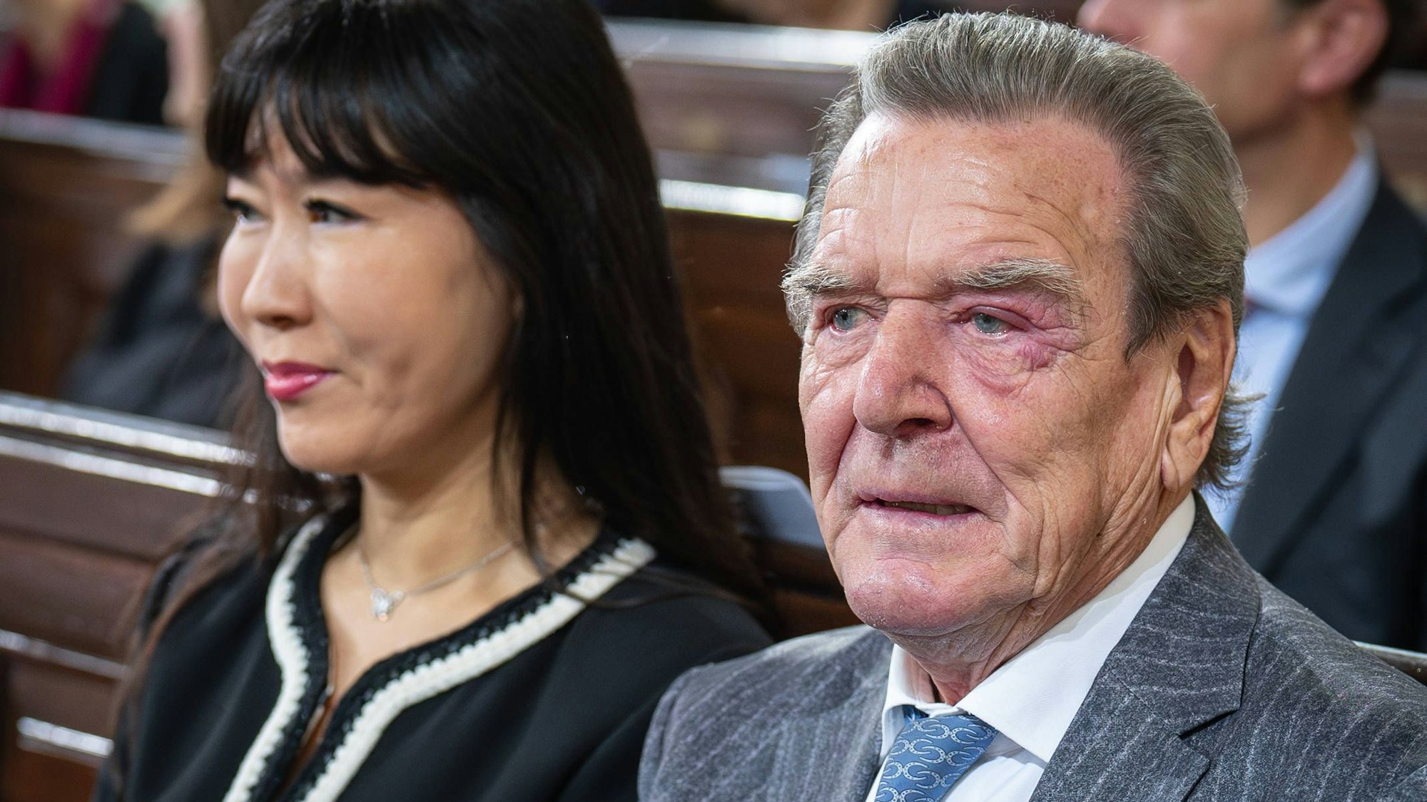 Feierlichkeiten zum Tag der Deutschen Einheit im Jahr 2023: Gerhard Schröder mit Ehefrau So-yeon Schröder-Kim beim ökumenischen Festgottesdienst im Hamburger Michel.