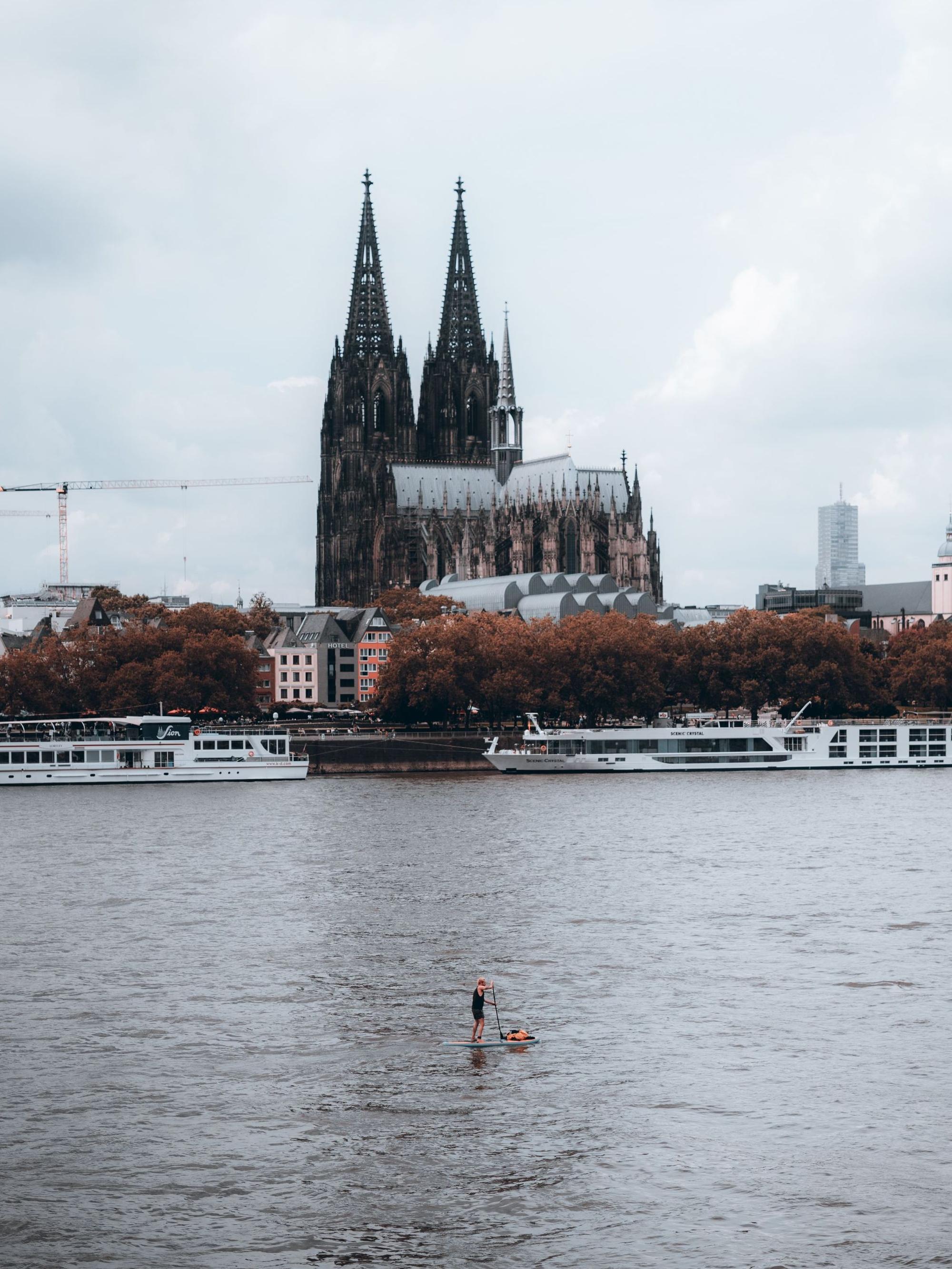 Paddeln auf dem Rhein vor imposantem Panorama.