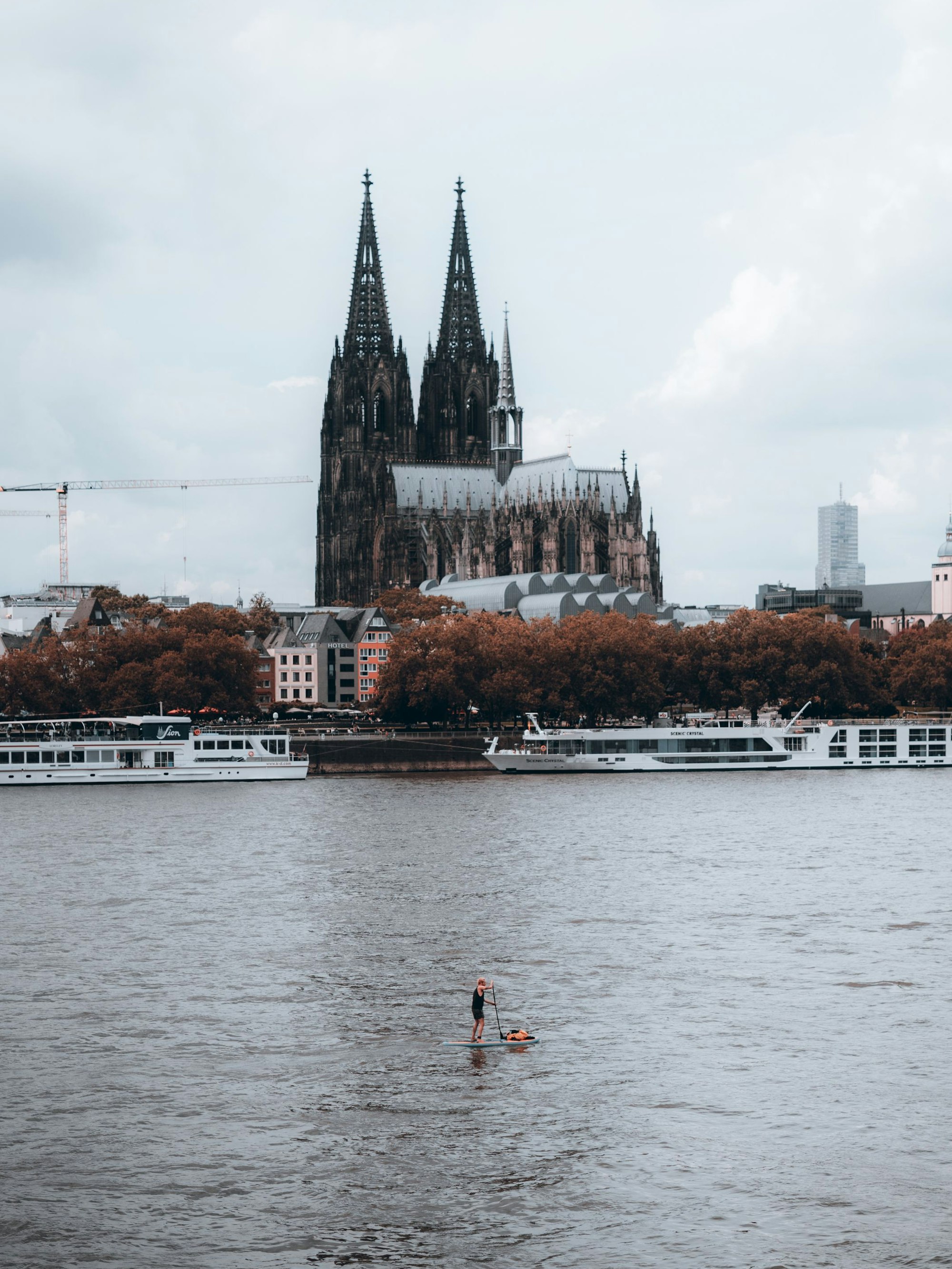 Paddeln auf dem Rhein vor imposantem Panorama.