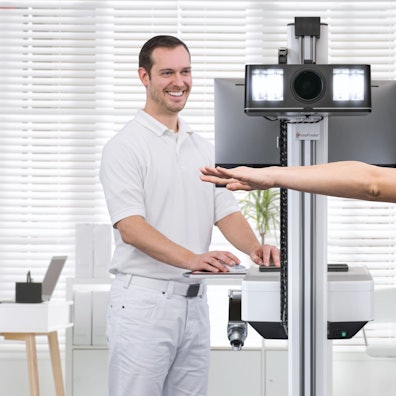 Junge Frau mit einem Arzt beim Hautkrebs-Screening