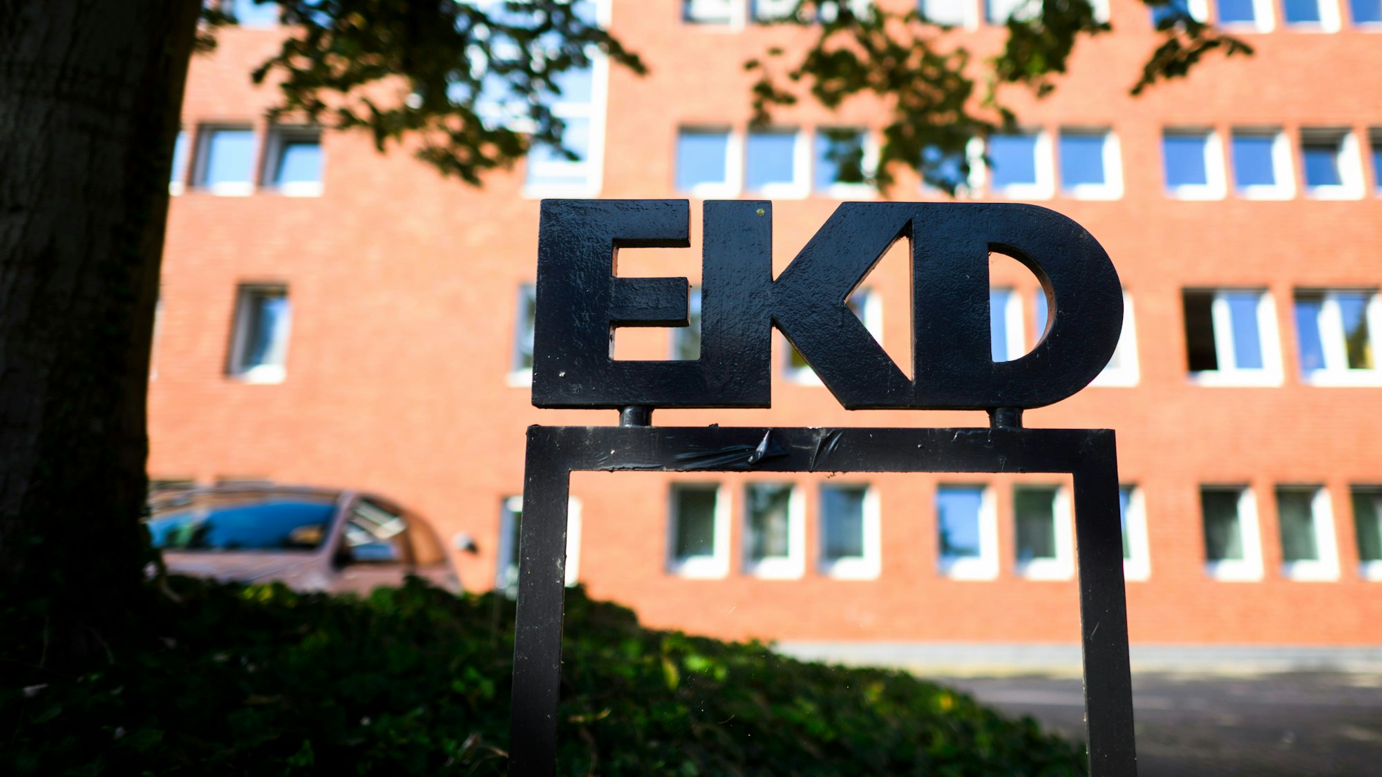 Ein Schriftzug steht am Kirchenamt der Evangelischen Kirche in Deutschland (EKD). (Symbolbild)