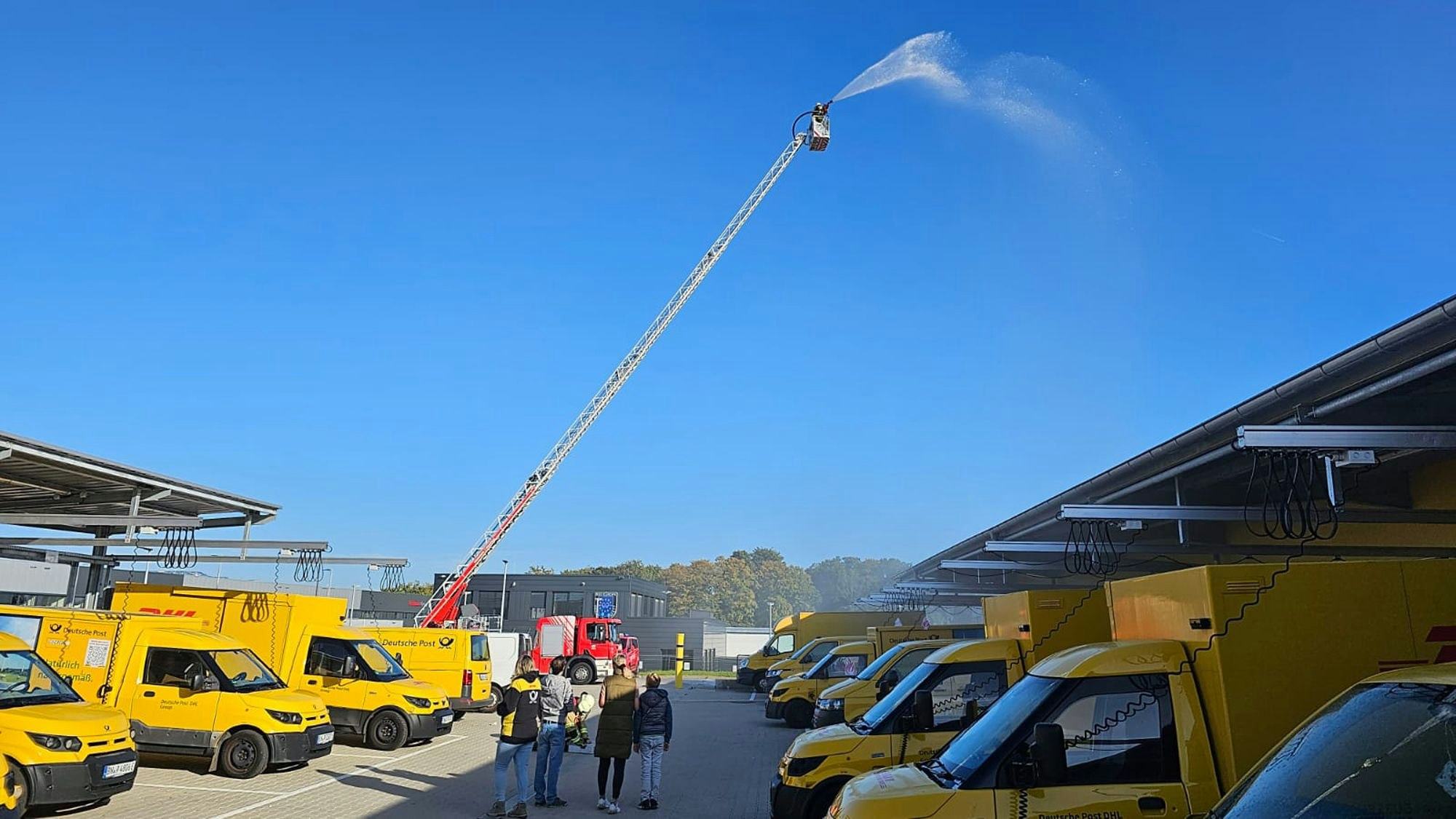 Die Drehleiter aus Odenthal unterstützte bei der Einsatzübung.
