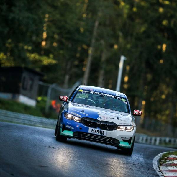 Das Rennauto des Weilerswister Fahrers Björn Simon biegt in eine Kurve ein.