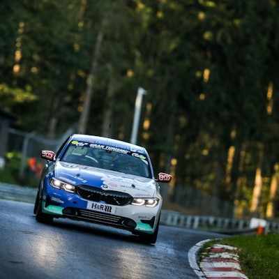 Das Rennauto des Weilerswister Fahrers Björn Simon biegt in eine Kurve ein.