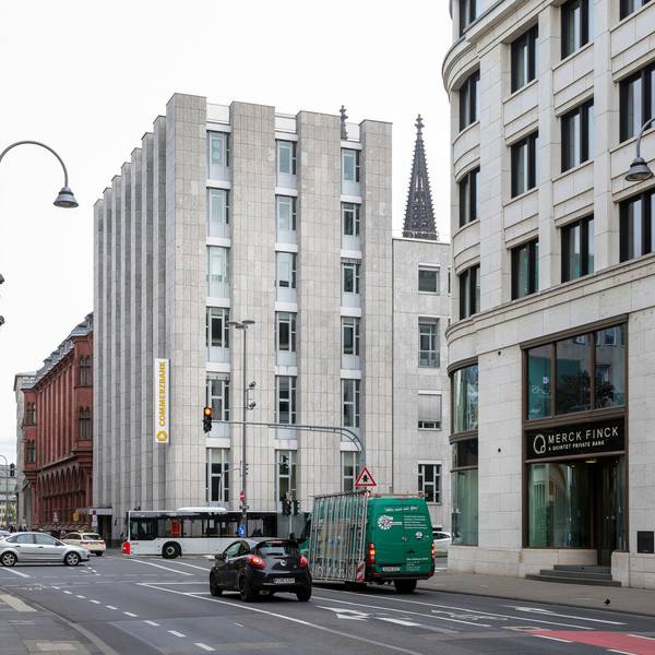 Außenansicht des Commerzbank-Gebäudes an der Kreuzung Unter Sachsenhausen/ Tunisstraße.
Das Gebäude soll für mehrere Jahre Ausweichquartier der IHK Köln werden, während das IHK-Gebäude saniert wird.
Foto: Michael Bause