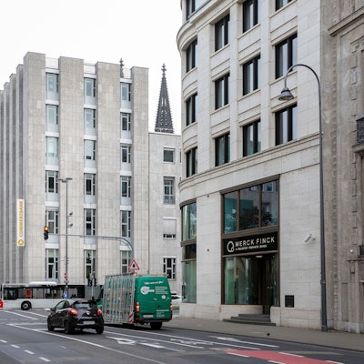 Außenansicht des Commerzbank-Gebäudes an der Kreuzung Unter Sachsenhausen/ Tunisstraße.
Das Gebäude soll für mehrere Jahre Ausweichquartier der IHK Köln werden, während das IHK-Gebäude saniert wird.
Foto: Michael Bause