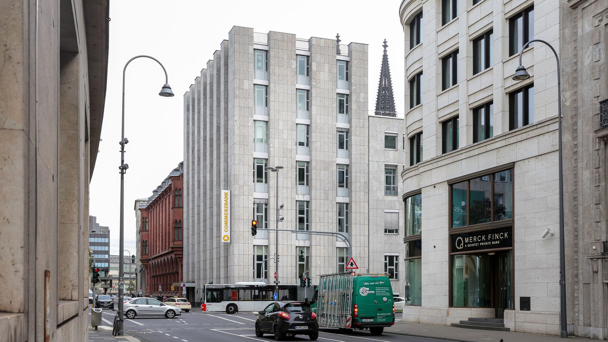 Außenansicht des Commerzbank-Gebäudes an der Kreuzung Unter Sachsenhausen/ Tunisstraße.
Das Gebäude soll für mehrere Jahre Ausweichquartier der IHK Köln werden, während das IHK-Gebäude saniert wird.
Foto: Michael Bause
