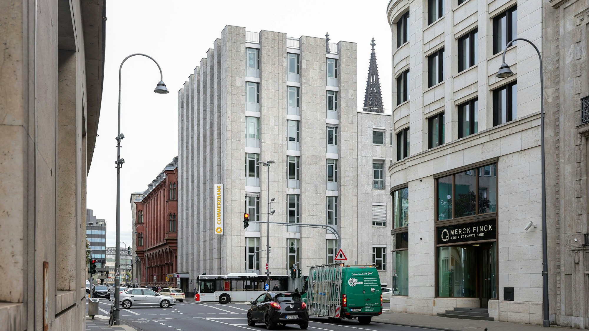 Außenansicht des Commerzbank-Gebäudes an der Kreuzung Unter Sachsenhausen/ Tunisstraße.
Das Gebäude soll für mehrere Jahre Ausweichquartier der IHK Köln werden, während das IHK-Gebäude saniert wird.
Foto: Michael Bause