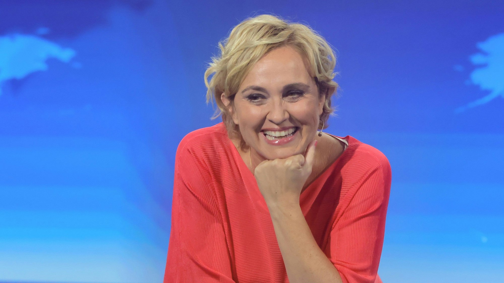 Moderatorin Caren Miosga reagiert im Tagesthemen-Studio.