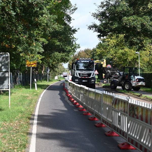 Eine Straße ist mit Warnbaken abgesperrt.