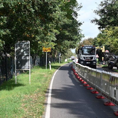 Eine Straße ist mit Warnbaken abgesperrt.
