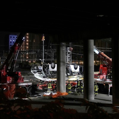 Mestre: Italienische Feuerwehrleute arbeiten nach einem Busunglück an der Unfallstelle.