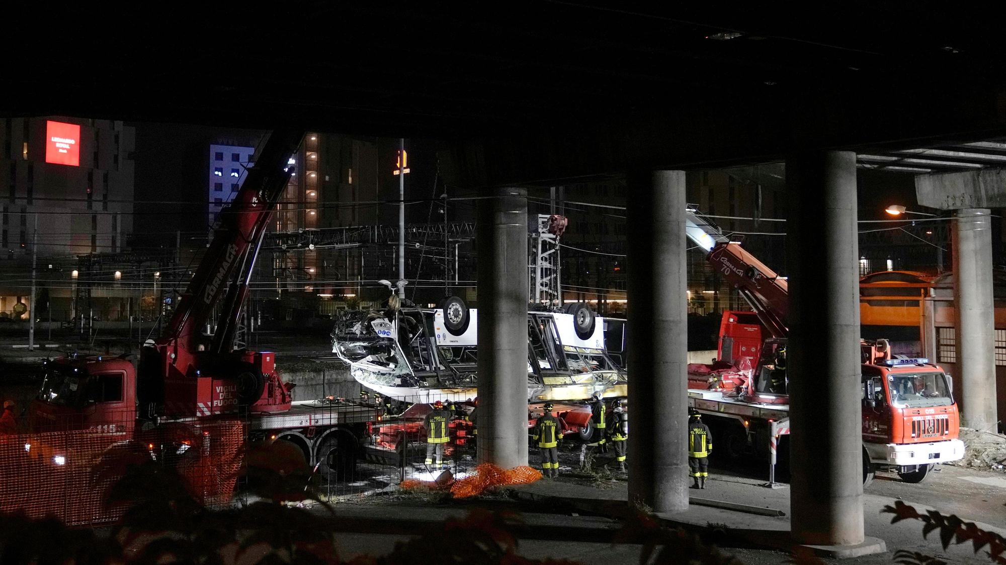 Mestre: Italienische Feuerwehrleute arbeiten nach einem Busunglück an der Unfallstelle.