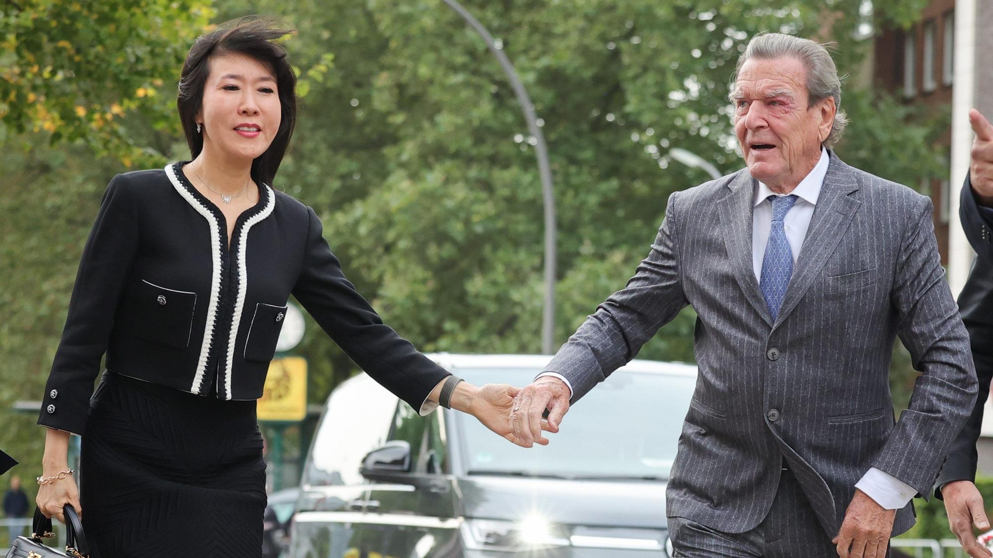 Der ehemalige Bundeskanzler Gerhard Schröder (r) und seine Frau So-yeon Schröder-Kim bei ihrer Ankunft vor der Hauptkirche St. Michaelis (Michel).