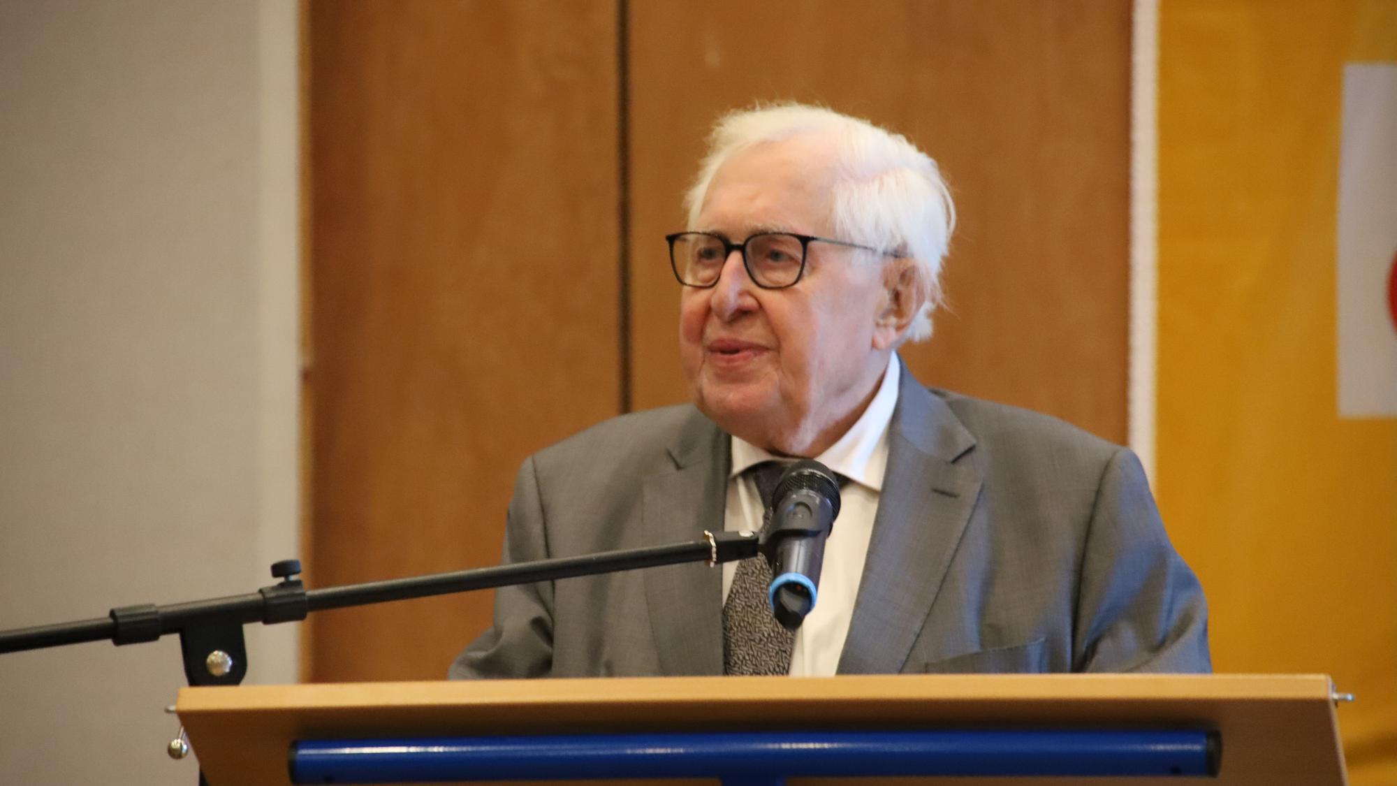 Professor Dr. Bernhard Vogel erinnerte bei seiner Festrede im Ratssaal an die historischen Ereignisse, hier steht er am Rednerpult und spricht in das Mikrofon.