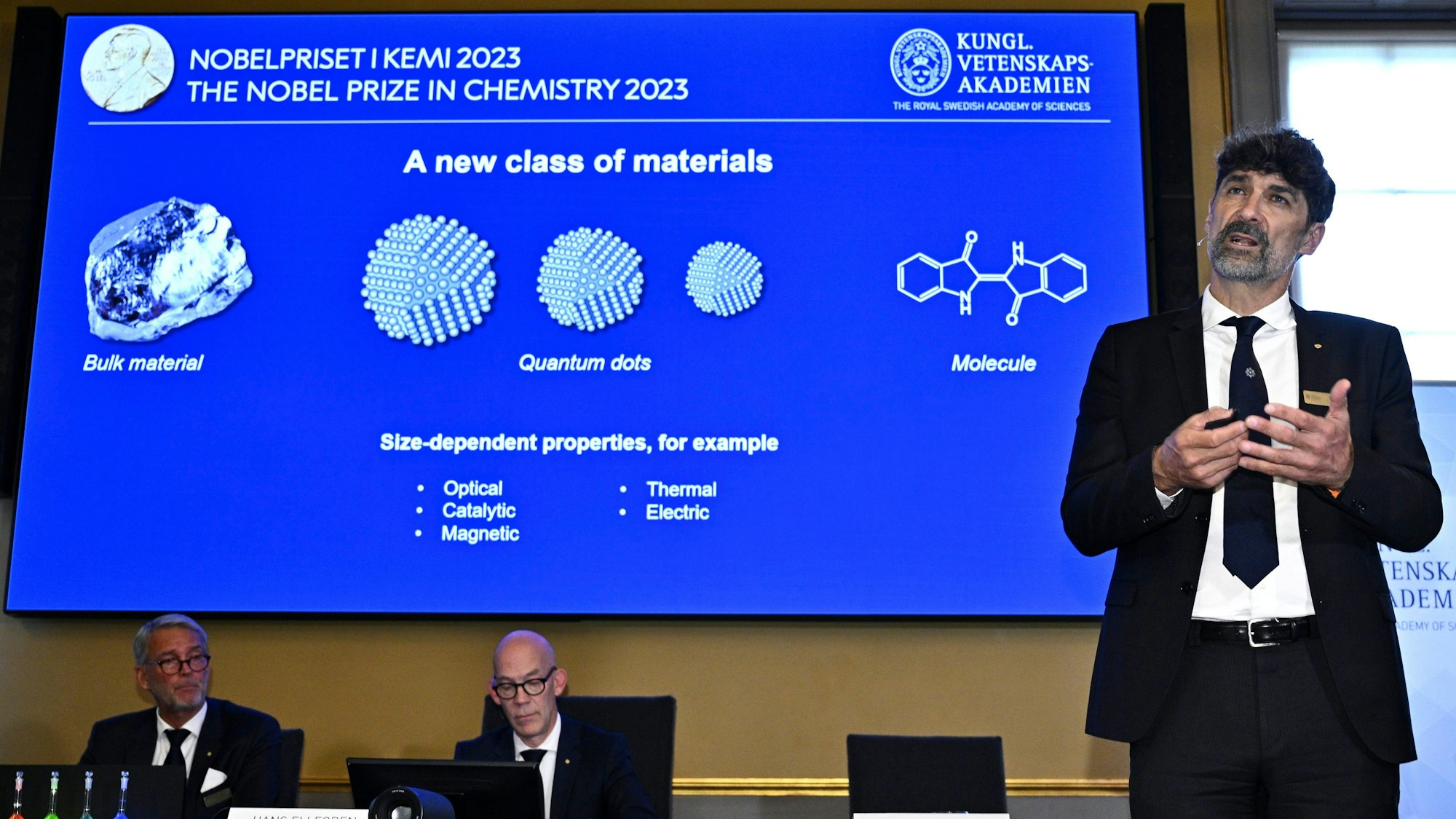 Stockholm: Das Nobelkomitee für Chemie Heiner Linke (r), präsentiert die Arbeiten der Gewinner des Nobelpreises für Chemie 2023 während einer Pressekonferenz in der Königlichen Akademie der Wissenschaften.