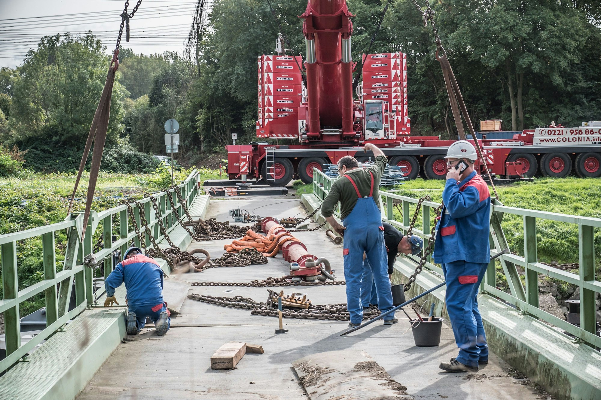 Die Pontonbrücke steht.