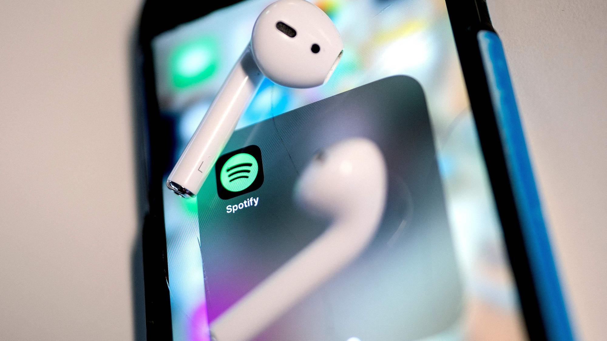 Die App des Musik-Streamingdienstes Spotify ist auf einem Handydisplay zu sehen.