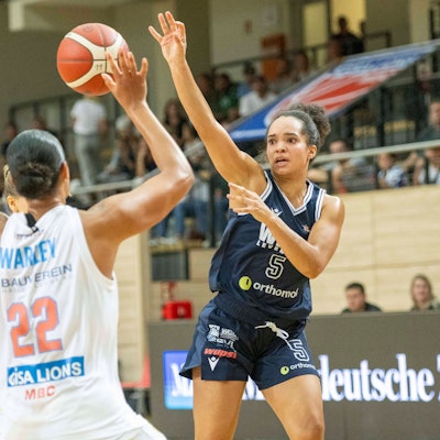 Halle, Deutschland 03. Oktober 2023: 1.BBL - Damen - 2023/2024 - Gisa Lions MBC vs. Wings Leverkusen Tea Alexis Adams Leverkusen SWH.arena Sachsen Anhalt *** Halle, Germany 03 October 2023 1 BBL Women 2023 2024 Gisa Lions MBC vs Wings Leverkusen Tea Alexis Adams Leverkusen SWH arena Sachsen Anhalt Copyright: xFotostandx/xxBallaschx