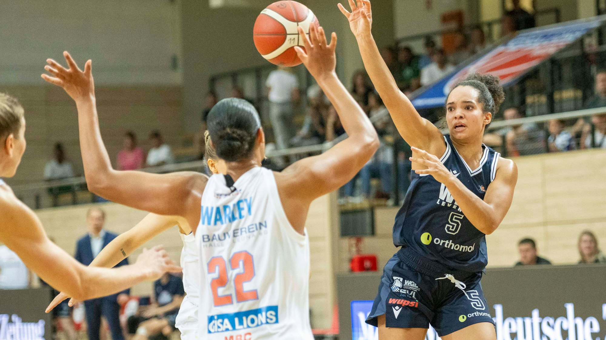 Halle, Deutschland 03. Oktober 2023: 1.BBL - Damen - 2023/2024 - Gisa Lions MBC vs. Wings Leverkusen Tea Alexis Adams Leverkusen SWH.arena Sachsen Anhalt *** Halle, Germany 03 October 2023 1 BBL Women 2023 2024 Gisa Lions MBC vs Wings Leverkusen Tea Alexis Adams Leverkusen SWH arena Sachsen Anhalt Copyright: xFotostandx/xxBallaschx