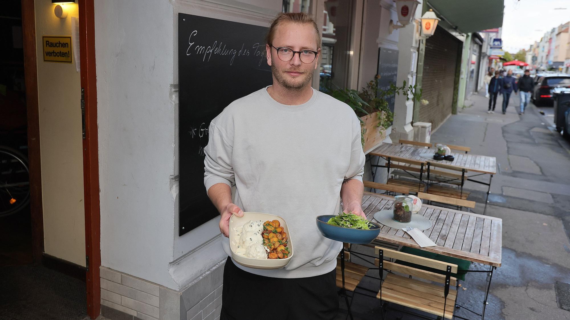 Inhaber Tim Rosnau präsentiert Königsberger Klopse.