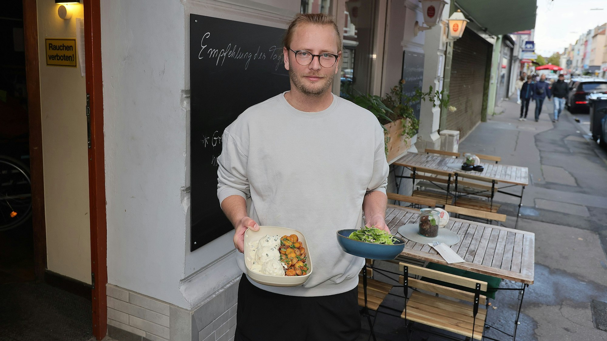 Inhaber Tim Rosnau präsentiert Königsberger Klopse.