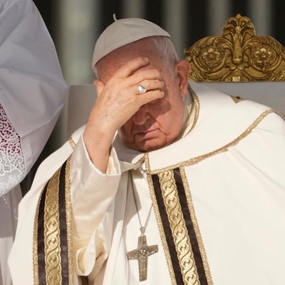 Papst Franziskus steht der Messe zur Eröffnung der Bischofssynode auf dem Petersplatz vor. Zu der Synode werden rund 365 Geistliche und Laien in Rom erwartet, darunter erstmals auch knapp 55 Frauen mit Stimmrecht.