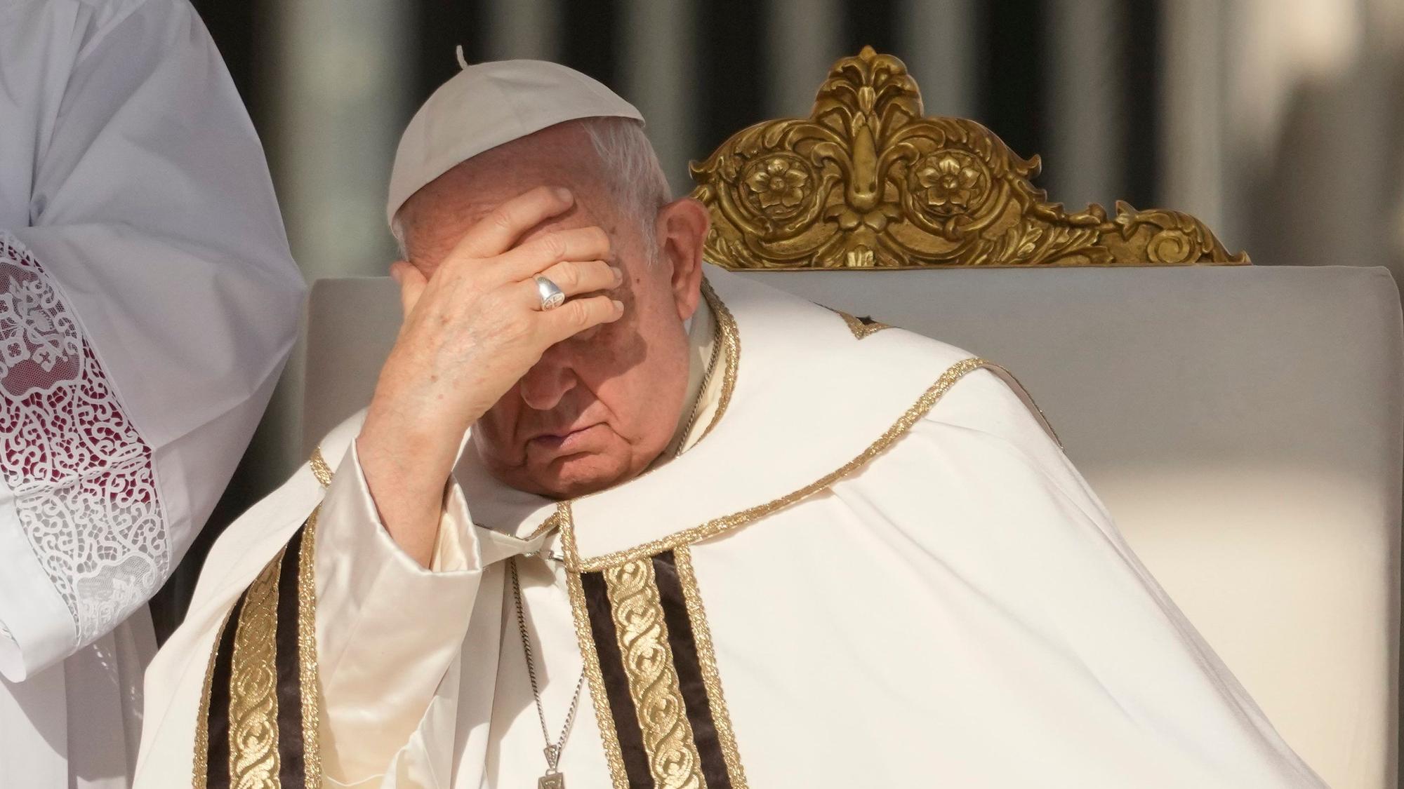 Papst Franziskus steht der Messe zur Eröffnung der Bischofssynode auf dem Petersplatz vor. Zu der Synode werden rund 365 Geistliche und Laien in Rom erwartet, darunter erstmals auch knapp 55 Frauen mit Stimmrecht.