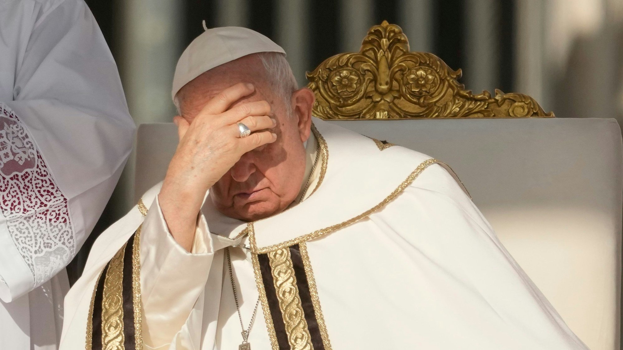 Papst Franziskus steht der Messe zur Eröffnung der Bischofssynode auf dem Petersplatz vor. Zu der Synode werden rund 365 Geistliche und Laien in Rom erwartet, darunter erstmals auch knapp 55 Frauen mit Stimmrecht.