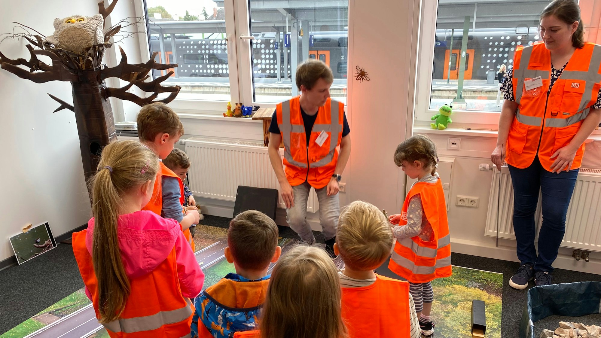 Betreuer spielen mit Kindern.