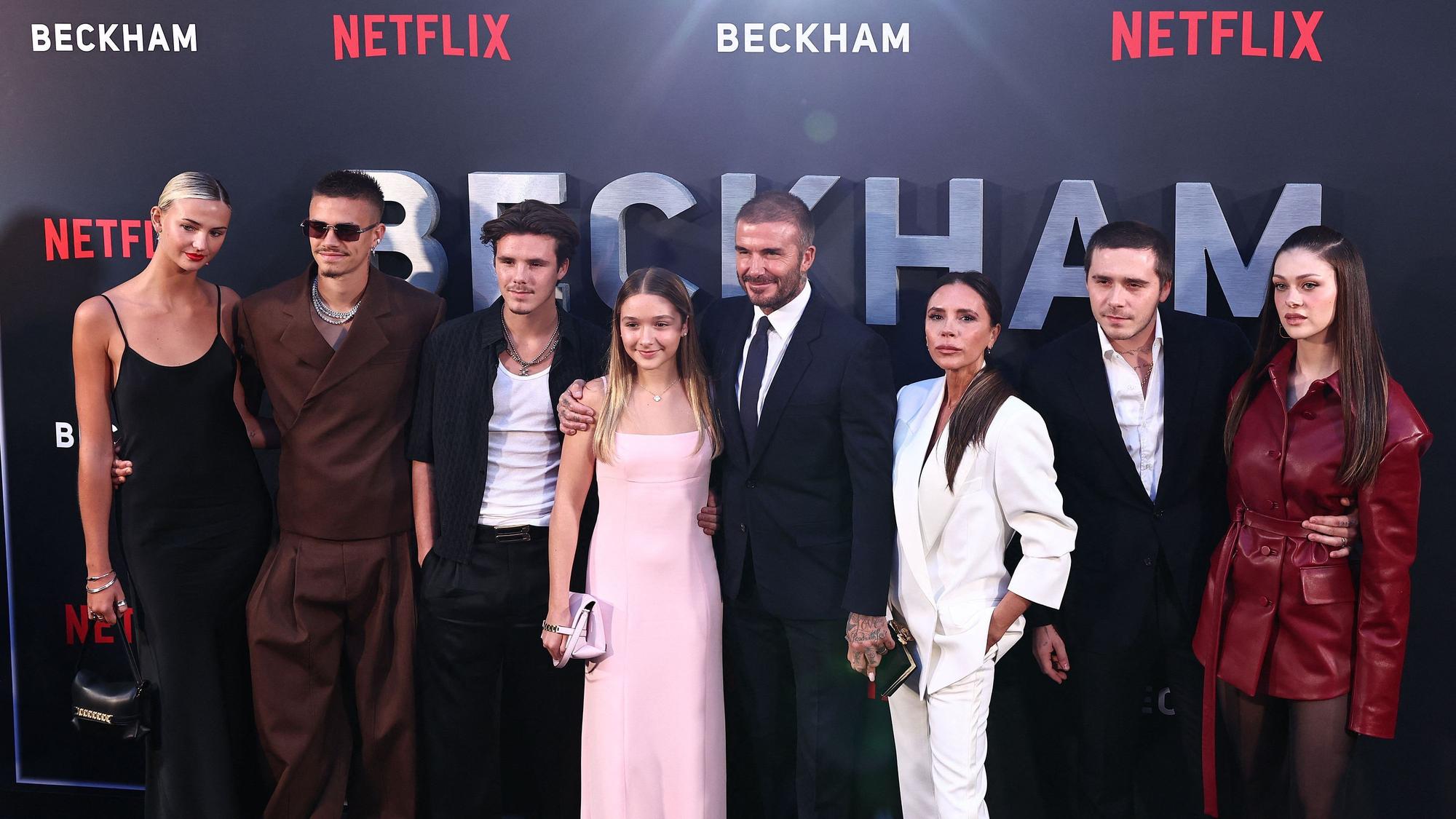 Der ehemalige englische Fußballspieler David Beckham (5l) und seine Frau Victoria Beckham (3r) posieren auf dem roten Teppich mit ihren Kindern und Partnern (von links) Mia Regan, Romeo Beckham, Cruz Beckham, Harper Beckham, Brooklyn Beckham, Nicola Peltz Beckham bei der Ankunft zur Premiere von „Beckham“ in London am 3. Oktober 2023.