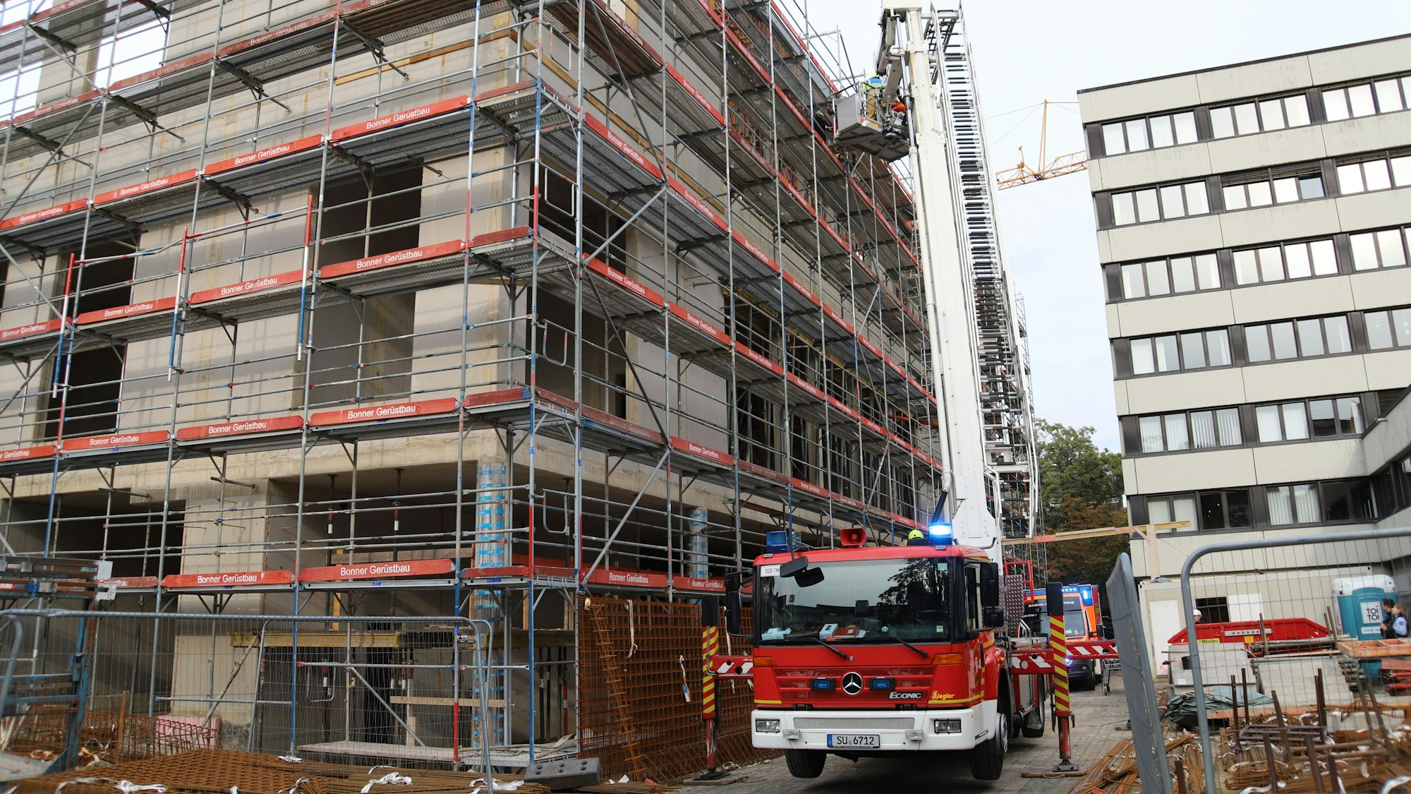 In der Baustelle für das neue Gerichtsgebäude für die Cum-Ex-Prozesse ist ein 64 Jahre alter Bauarbeiter schwer verletzt worden. Der Teleskopmastr wurde an das Gerüst angesetzt, um den Patienten herunter holen zu können.