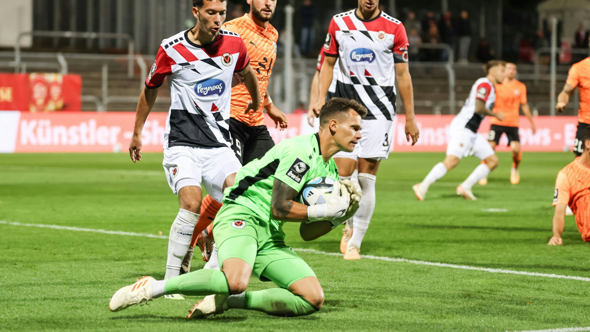 3. Liga FC Viktoria Köln - FC Ingolstadt 04 Torwart Rauhut Kevin 24 Köln sicher vor David Kopacz 29, FCI 3. Liga - FC Ingolstadt 04 Saison 2023/2024 FC Viktoria Köln *** 3 Liga FC Viktoria Köln FC Ingolstadt 04 goalkeeper Rauhut Kevin 24 Cologne safe from David Kopacz 29, FCI 3 Liga FC Ingolstadt 04 season 2023 2024 FC Viktoria Köln