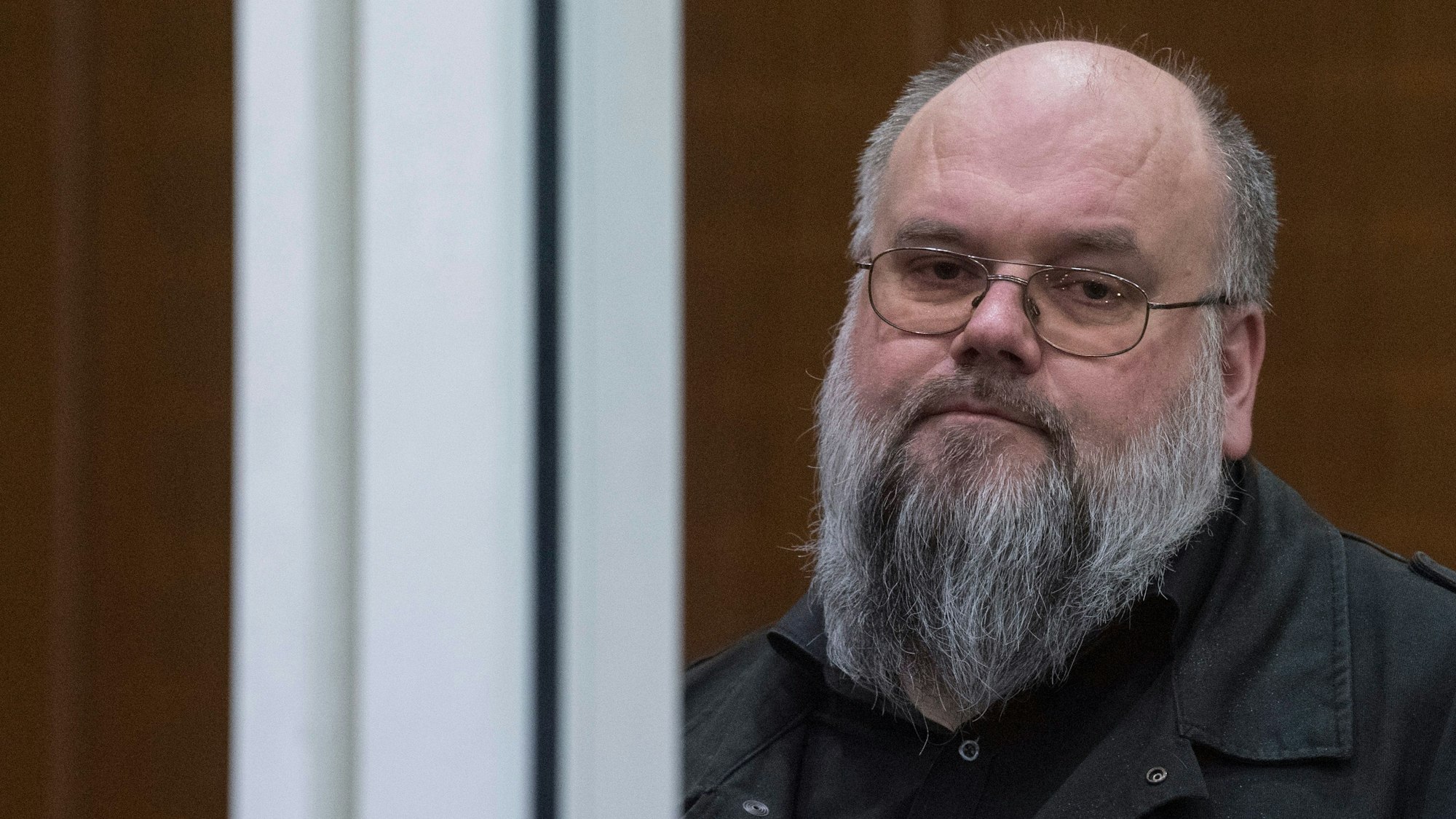 Der deutsche Islamist Bernhard Falk verfolgt den Prozessauftakt gegen einen 37-jähriger gebürtigen Syrer vom Zuschauerbereich aus. Die Generalstaatsanwaltschaft wirft dem ehemaligen Doktoranden der TU Darmstadt Werbung für die Terrormiliz IS vor - die Anklage lautet auf Anleitung zur Begehung einer schweren staatsgefährdenden Gewalttat und Volksverhetzung.