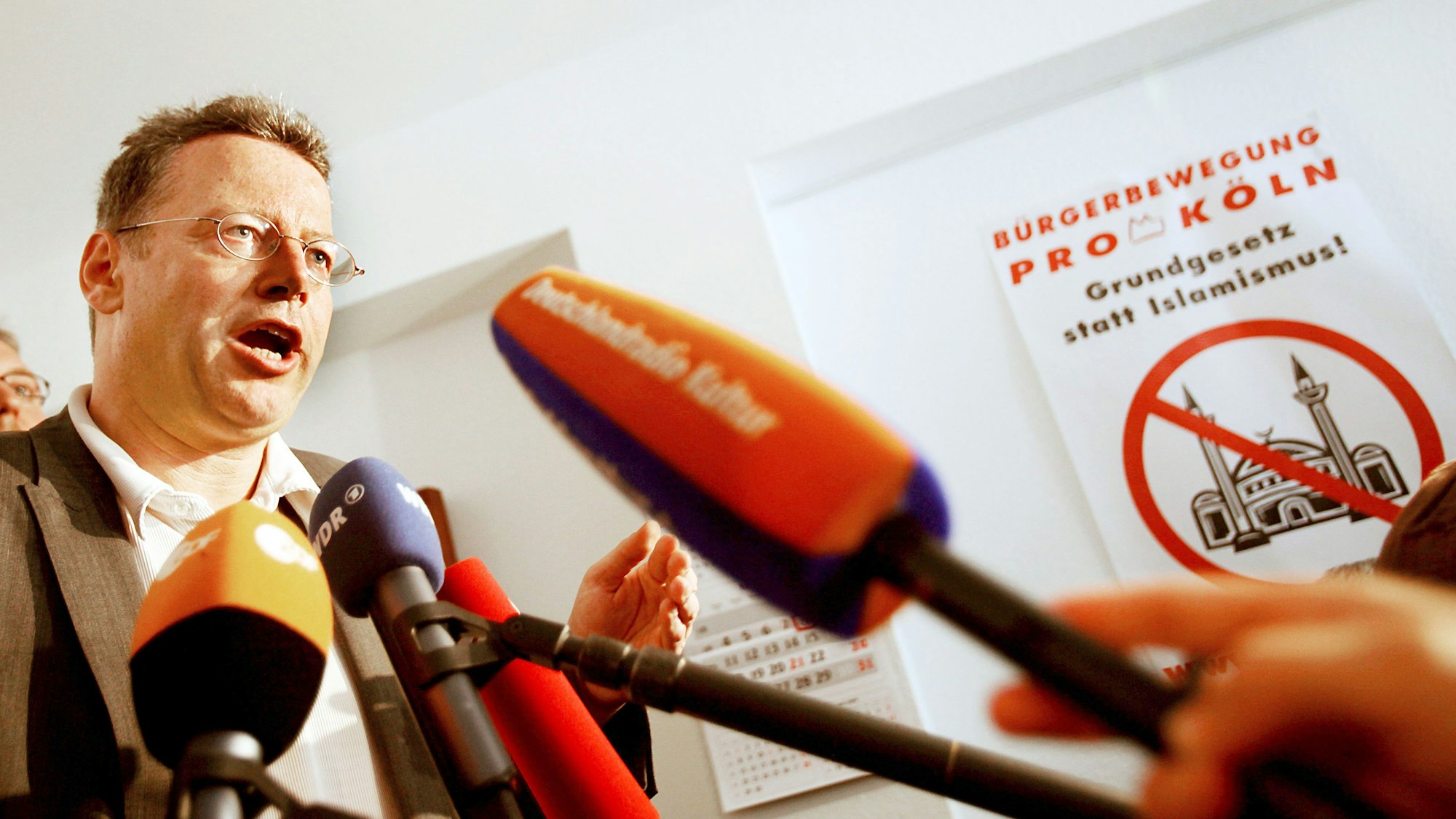 Der Vorsitzende der rechtsradikalen Gruppierung Pro NRW und Pro Köln, Markus Beisicht, erläutert am Freitag (08.05.2009) in Köln die Ziele des sogenannten «Anti-Islamisierungskongress».