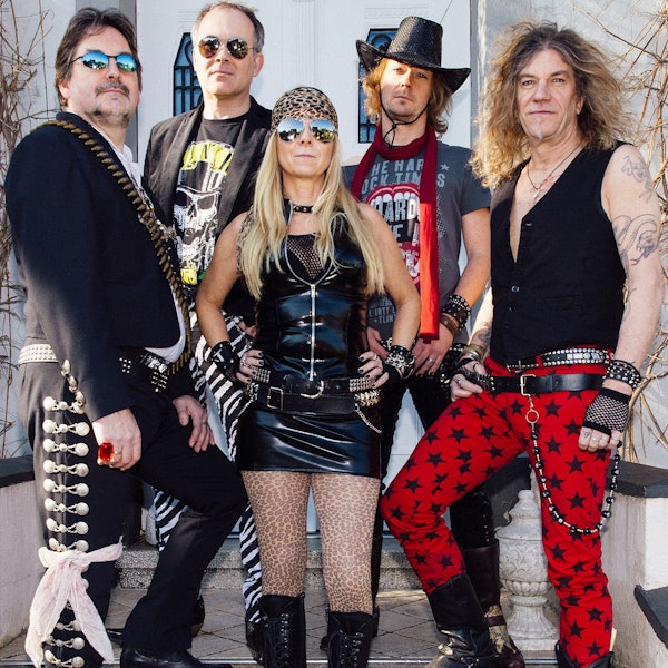 Das Bild zeigt die fünfköpfige Coverrockband Steel Roses, die beim Festival Nightgroove in Euskirchen auftritt.