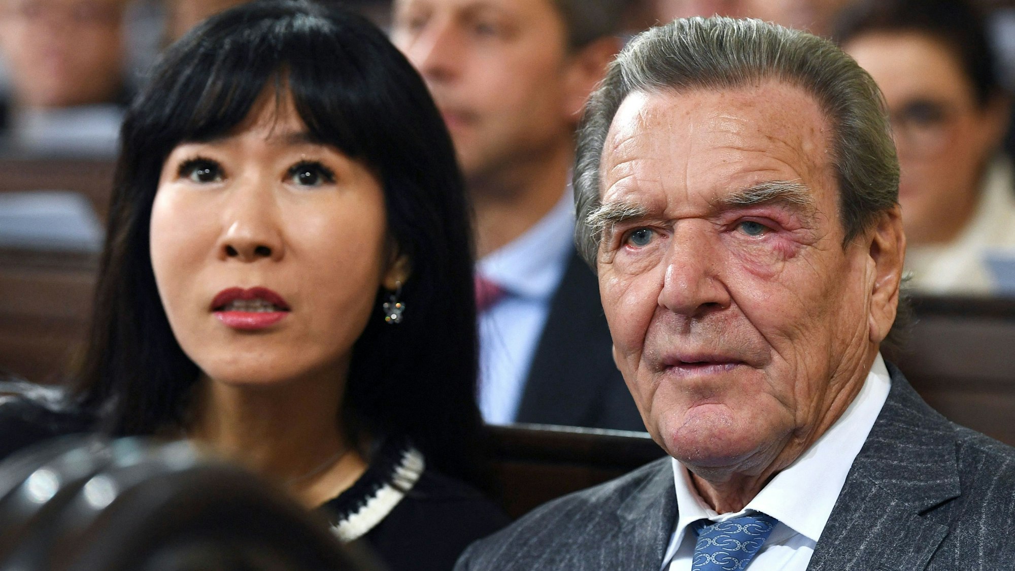 So-yeon Schröder-Kim und Gerhard Schröder beim Gottesdienst im Michel.
