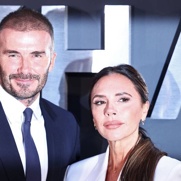 Der ehemalige englische Fußballspieler David Beckham und seine Frau Victoria Beckham posieren auf dem roten Teppich bei ihrer Ankunft zur Premiere von „Beckham“ in London am 3. Oktober 2023.
